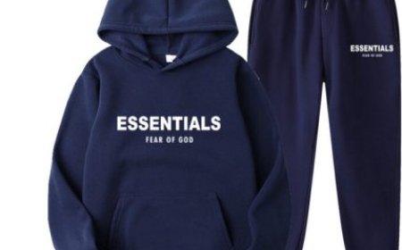Essential Hoodie: Streetwear Comfort Meets Clean Design